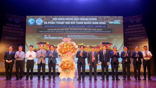 L&atilde;nh đạo th&agrave;nh phố Huế tặng hoa ch&uacute;c mừng hội nghị