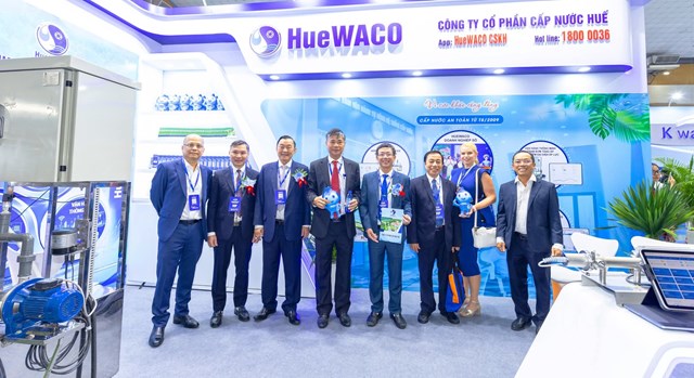 &Ocirc;ng Nguyễn Ngọc Điệp - Chủ tịch Hội Cấp Tho&aacute;t nước Việt Nam v&agrave; c&aacute;c đại biểu tham quan gian h&agrave;ng HueWACO