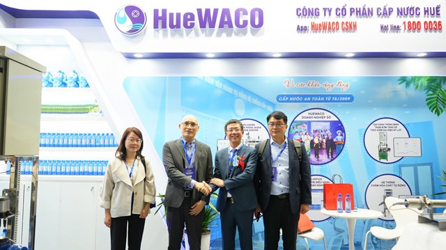 Ph&oacute; Cục trưởng Cục nước Đ&agrave;i Bắc - Đ&agrave;i Loan (Trung Quốc) tham quan gian h&agrave;ng cuae HueWACO