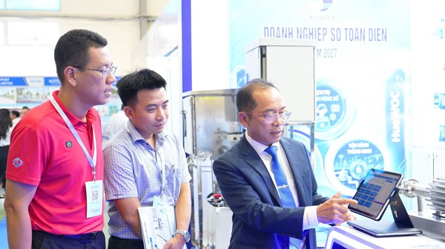 Kh&aacute;ch tham quan t&igrave;m hiểu c&aacute;c sản phẩm, giải ph&aacute;p của HueWACO tại triển l&atilde;m