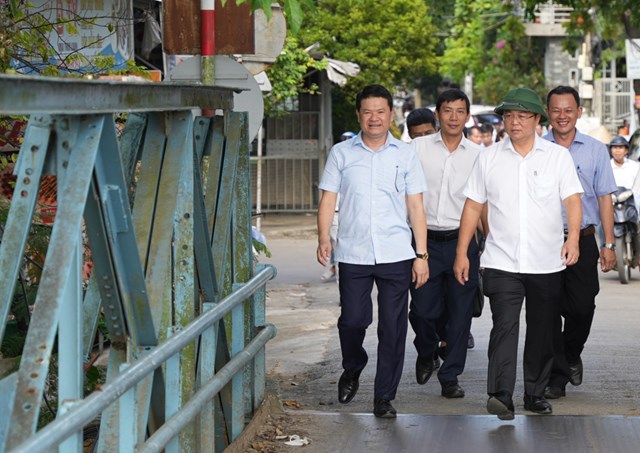 L&atilde;nh đạo TP. Huế kiểm tra khu vực thực hiện Dự &aacute;n Cầu qua Cồn Hến v&agrave; đường dẫn hai đầu cầu
