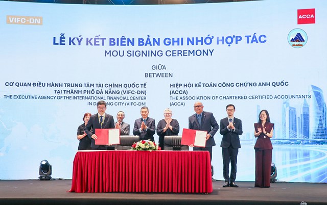 Đại diện VIFC-DN v&agrave; ACCA k&yacute; kết Bi&ecirc;n bản ghi nhớ hợp t&aacute;c tại Diễn đ&agrave;n