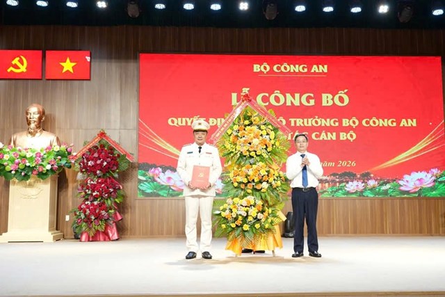 &Ocirc;ng Nguyễn Đ&igrave;nh Trung trao quyết định của Ban Thường vụ Th&agrave;nh ủy Huế cho Đại t&aacute; Nguyễn Đ&igrave;nh Dương.