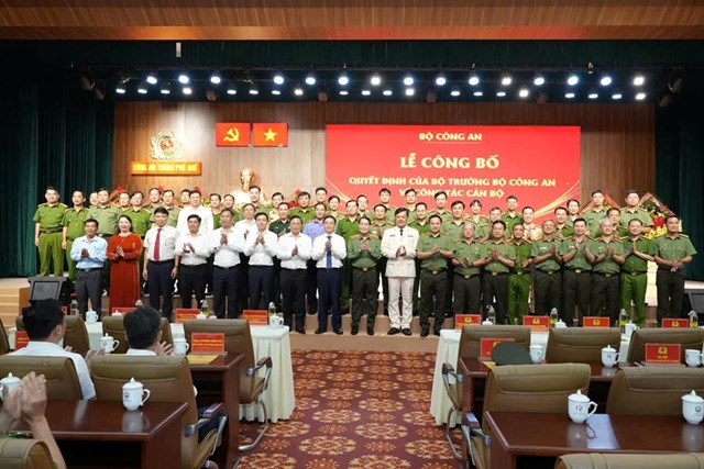 Đại t&aacute; Nguyễn Đ&igrave;nh Dương c&ugrave;ng l&atilde;nh đạo C&ocirc;ng an th&agrave;nh phố Huế tại lễ c&ocirc;ng bố quyết định