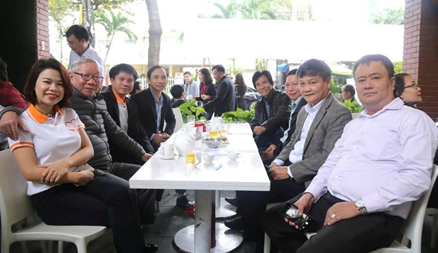 C&aacute;c nh&agrave; b&aacute;o hội tụ tại chương tr&igrave;nh "Ly v&agrave; ph&ecirc; y&ecirc;u thương".