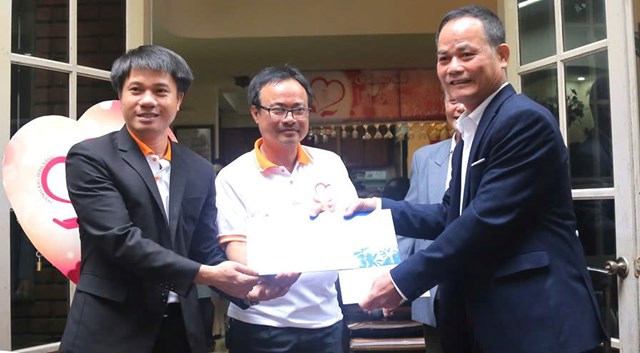 Th&ocirc;ng qua "Ly c&agrave; ph&ecirc; y&ecirc;u thương, c&aacute;c nh&agrave; b&aacute;o v&agrave; daonh nghiệp đ&oacute;ng g&oacute;p v&agrave;o Quỹ v&igrave; người ngh&egrave;o TP.