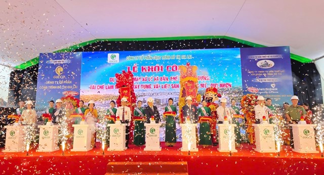 C&aacute;c đại biểu thực hiện nghi thức khởi c&ocirc;ng Nh&agrave; m&aacute;y xử l&yacute;, t&aacute;i chế phế thải x&acirc;y dựng Long Mỹ - Quy Nhơn. .Ảnh: T.Trang