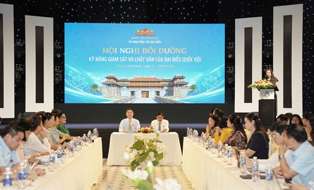 C&aacute;c đại biểu trao đổi về kỹ năng gi&aacute;m s&aacute;t, chất vấn v&agrave; khai th&aacute;c dữ liệu phục vụ hoạt động của ĐBQH