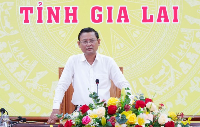 Ph&oacute; Chủ tịch UBND tỉnh Gia Lai Nguyễn Tự C&ocirc;ng Ho&agrave;ng chủ tr&igrave; buổi l&agrave;m việc về tiến độ cao tốc Quy Nhơn - Pleiku. Ảnh: T.Trang
