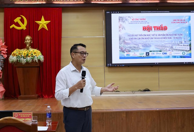 &Ocirc;ng Trần Văn Lượng, Chủ tịch Hiệp hội C&ocirc;ng nghiệp m&ocirc;i trường Việt Nam, chủ tr&igrave; phi&ecirc;n thảo luận tại hội thảo.