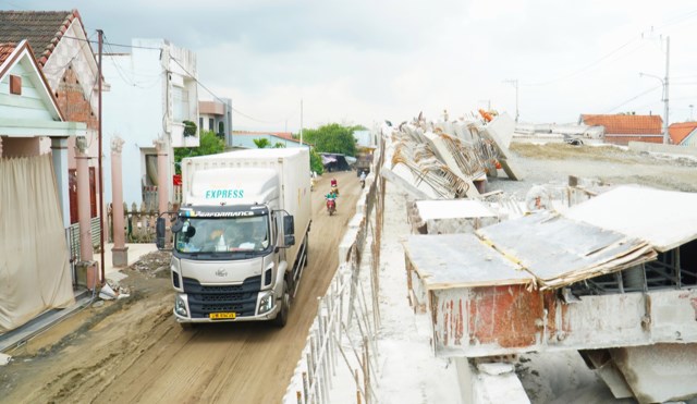 Thi c&ocirc;ng Dự &aacute;n Cải tạo, n&acirc;ng cấp Quốc lộ 14E qua địa b&agrave;n th&agrave;nh phố Đ&agrave; Nẵng. Ảnh: Q>H