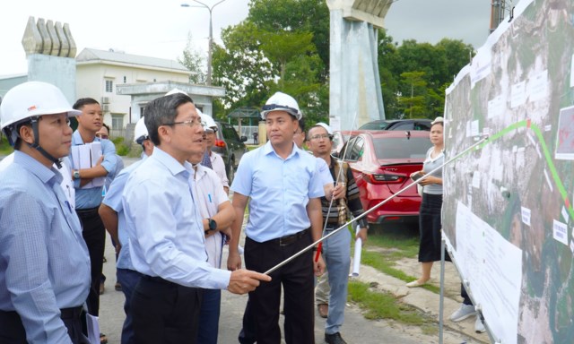 Ph&oacute; Chủ tịch UBND th&agrave;nh phố Đ&agrave; Nẵng Trần Nam Hưng kiểm tra thực tế tiến độ c&aacute;c dự &aacute;n giao th&ocirc;ng trọng điểm. Ảnh: Q.H