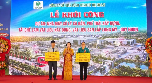 B&agrave; Nguyễn Thị Sen trao bảng tượng trưng hỗ trợ x&acirc;y dựng nh&agrave; v&agrave; tặng qu&agrave; cho c&aacute;c hộ c&oacute; ho&agrave;n cảnh kh&oacute; khăn tại phường Quy Nhơn T&acirc;y