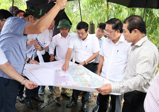 L&atilde;nh đạo th&agrave;nh phố kiểm tra thực tế v&agrave; nghe b&aacute;o c&aacute;o phương &aacute;n quy hoạch dự &aacute;n tr&ecirc;n bản đồ hiện trường