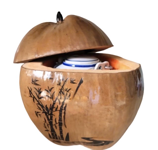 B&igrave;nh &iacute;ch ch&egrave; được ủ trong vỏ quả dừa vừa đẹp mắt, vừa giữ độ n&oacute;ng k&eacute;o d&agrave;i cả ng&agrave;y của người d&acirc;n xứ Quảng