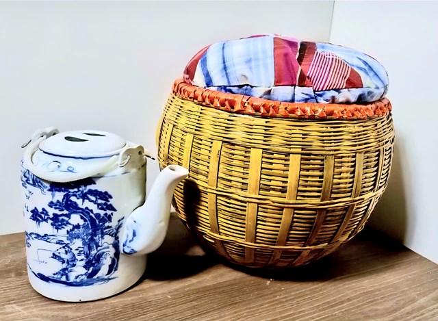 B&igrave;nh ch&egrave; được ủ trong giỏ m&acirc;y tre