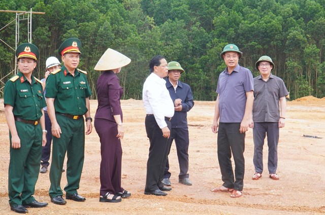 B&iacute; thư Th&agrave;nh ủy Đ&agrave; Nẵng L&ecirc; Ngọc Quang kiểm tra c&ocirc;ng t&aacute;c ph&ograve;ng, chống thi&ecirc;n tai tại th&ocirc;n Aching, x&atilde; T&acirc;y Giang. Ảnh: Q.H&agrave;