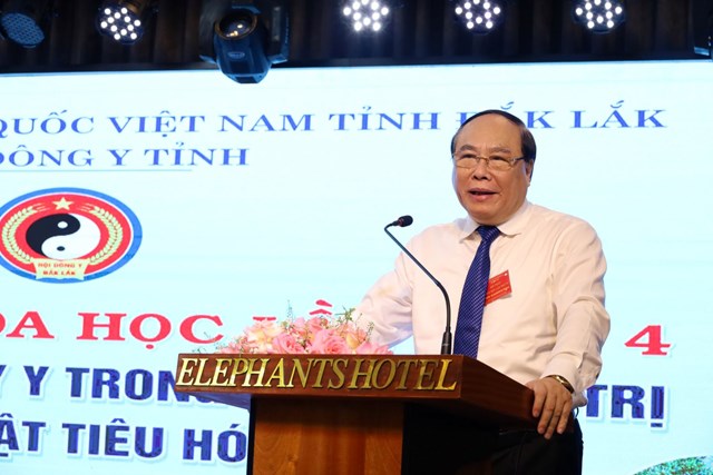 PGS.TS Đậu Xu&acirc;n Cảnh tr&igrave;nh b&agrave;y chuy&ecirc;n đề về tr&agrave;o ngược dạ d&agrave;y - thực quản dưới g&oacute;c nh&igrave;n y học hiện đại v&agrave; y học cổ truyền. Ảnh: K.Bảo