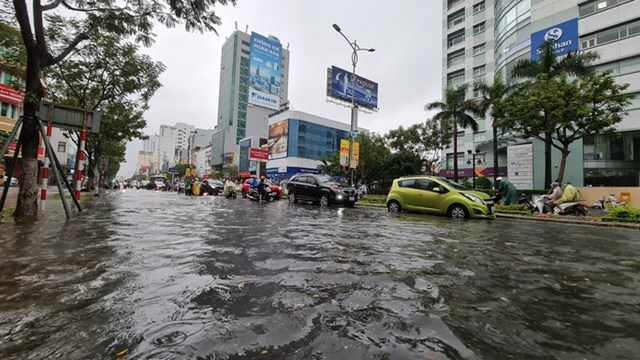 Đường nguyễn Văn Linh ngập g&acirc;y ngập g&acirc;y kh&oacute; khăn cho c&aacute;c phương tiện đi lại