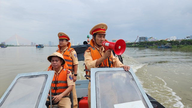 C&ocirc;ng an Giao th&ocirc;ng đường Thủy kiểm&nbsp; tra tuy&ecirc;n truyền cho ngư d&acirc;n tại cửa biển s&ocirc;ng H&agrave;n