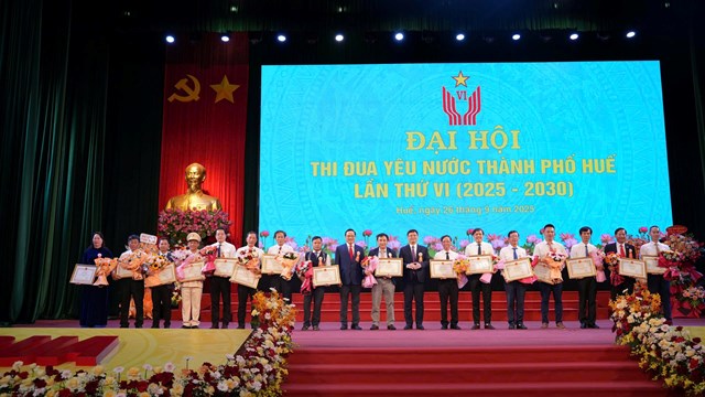 Huế tôn vinh gần 240 điển hình tiên tiến, khởi động phong trào thi đua yêu nước giai đoạn 2025-2030 - Ảnh 4