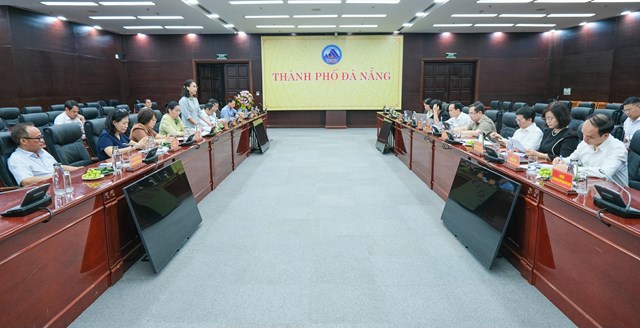 To&agrave;n cảnh buổi l&agrave;m việc giữa Thường trực Ủy ban Văn h&oacute;a v&agrave; X&atilde; hội của Quốc hội với UBND th&agrave;nh phố Đ&agrave; Nẵng về ph&aacute;t triển c&ocirc;ng nghiệp văn h&oacute;a.