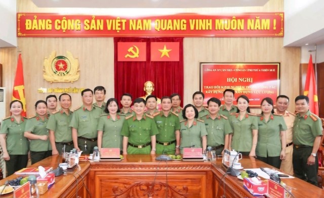 L&atilde;nh đạo, chỉ huy C&ocirc;ng an Thừa Thi&ecirc;n Huế v&agrave; C&ocirc;ng an TP. Hồ Ch&iacute; Minh chụp ảnh lưu niệm