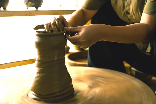Kỹ thuật l&agrave;m gốm tại L&agrave;ng gốm Thanh H&agrave;.