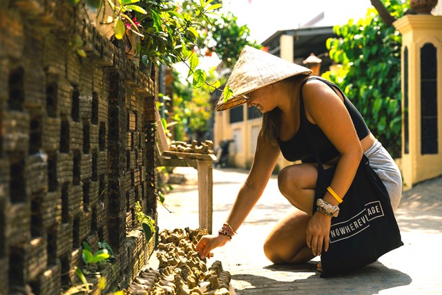 Du kh&aacute;ch tham quan, ngắm c&aacute;c sản phẩm tại L&agrave;ng gốm Thanh H&agrave;.
