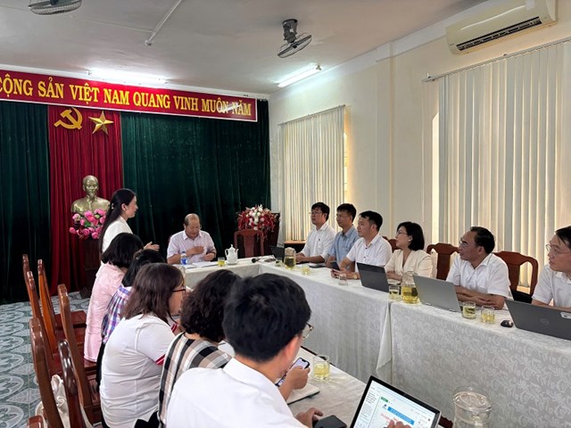 Đại diện Sở C&ocirc;ng Thương th&agrave;nh phố Huế v&agrave; c&aacute;c đơn vị trao đổi tại buổi l&agrave;m việc về ph&aacute;t triển chế biến thực phẩm, x&uacute;c tiến thương mại sản phẩm địa phương.