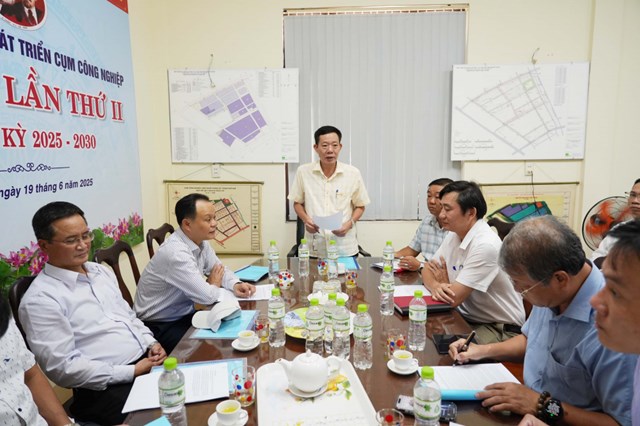 Ph&oacute; Chủ tịch UBND th&agrave;nh phố Huế H&agrave; Văn Tuấn chủ tr&igrave; buổi l&agrave;m việc tại CCN An H&ograve;a