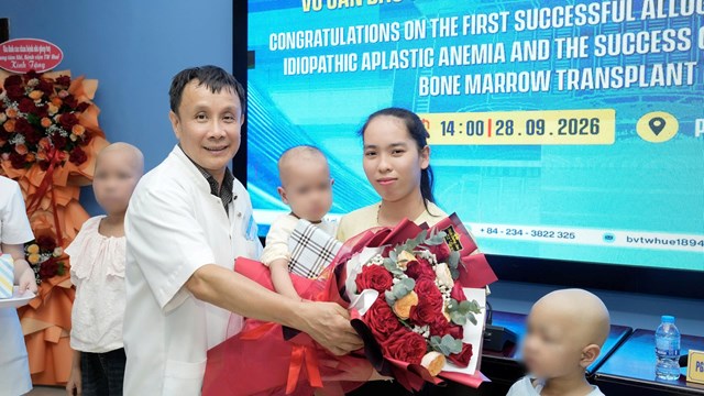 Bệnh viện Trung ương Huế tổ chức lễ ra viện cho c&aacute;c bệnh nhi sau gh&eacute;p tế b&agrave;o gốc