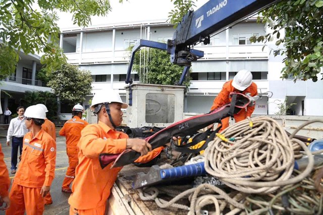 C&ocirc;ng nh&acirc;n điện lực miền Trung trước giờ xuất ph&aacute;t đến Quảng Trị v&agrave; H&agrave; Tĩnh để hỗ trợ kh&ocirc;i phục lưới điện sau b&atilde;o số 10