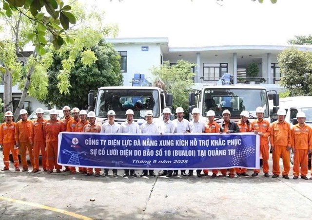 C&ocirc;ng nh&acirc;n điện lực miền Trung trước giờ xuất ph&aacute;t đến Quảng Trị v&agrave; H&agrave; Tĩnh để hỗ trợ kh&ocirc;i phục lưới điện sau b&atilde;o số 10