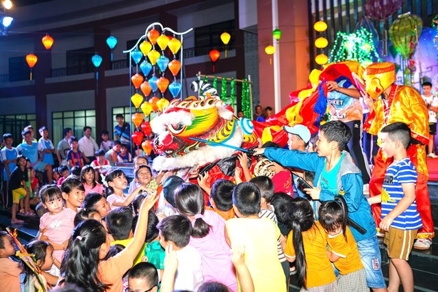 C&aacute;c em thiếu ni&ecirc;n, nhi đồng rộn r&atilde; niềm vui trong kh&ocirc;ng kh&iacute; Tết Trung Thu, h&ograve;a c&ugrave;ng sắc m&agrave;u lồng đ&egrave;n v&agrave; tiếng trống l&acirc;n tại Hội An.
