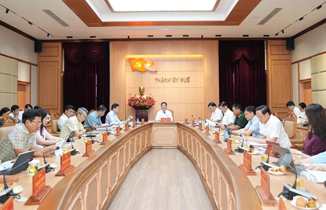 B&iacute; thư Th&agrave;nh ủy Huế Nguyễn Đ&igrave;nh Trung chủ tr&igrave; Hội nghị Ban Thường vụ Th&agrave;nh ủy đ&aacute;nh gi&aacute; t&igrave;nh h&igrave;nh 9 th&aacute;ng đầu năm 2026