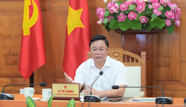 Chủ tịch UBND th&agrave;nh phố Huế L&ecirc; Tr&iacute; Thanh chủ tr&igrave; cuộc họp nghe b&aacute;o c&aacute;o Đề &aacute;n ph&aacute;t triển dịch vụ trục s&ocirc;ng Đ&ocirc;ng Ba &ndash; Bạch Đằng &ndash; Huỳnh Th&uacute;c Kh&aacute;ng