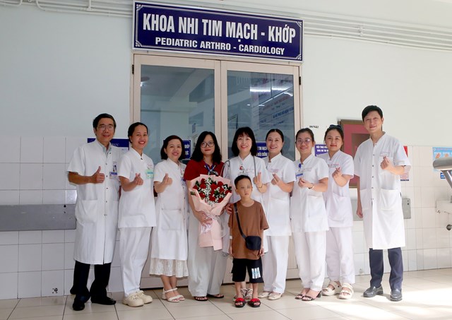 Bệnh nhi được xuất viện trong t&igrave;nh trạng khỏe mạnh