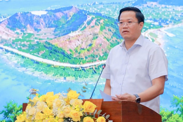 Chủ tịch UBND tỉnh Quảng Ng&atilde;i Nguyễn Đức T&acirc;m chủ tr&igrave; buổi l&agrave;m việc với doanh nghiệp, nh&agrave; đầu tư tr&ecirc;n địa b&agrave;n tỉnh. Ảnh: T.D