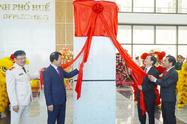 Đại tướng Lương Tam Quang &ndash; Ủy vi&ecirc;n Bộ Ch&iacute;nh trị, Bộ trưởng Bộ C&ocirc;ng an c&ugrave;ng l&atilde;nh đạo th&agrave;nh phố Huế, C&ocirc;ng an th&agrave;nh phố Huế thực hiện nghi thức tại buổi lễ