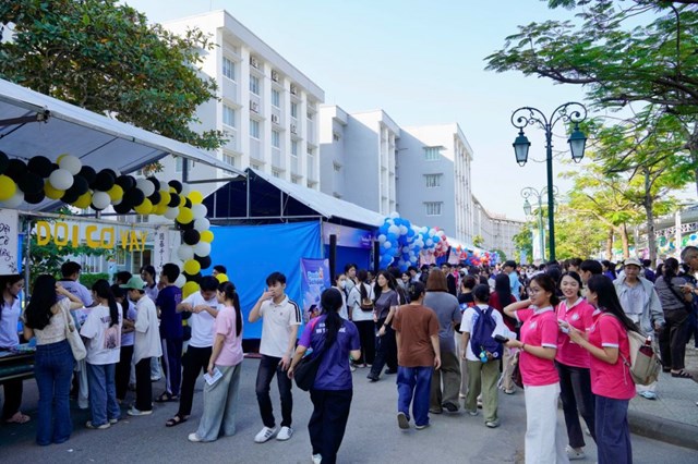 Hơn 2.500 tân sinh viên Y - Dược Huế được tiếp lửa đầu năm học mới - Ảnh 2
