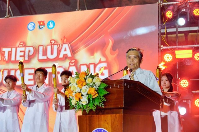 PGS.TS. Ho&agrave;ng B&ugrave;i Bảo ch&uacute;c mừng c&aacute;c t&acirc;n sinh vi&ecirc;n ch&iacute;nh thức trở th&agrave;nh th&agrave;nh vi&ecirc;n của Trường Đại học Y - Dược, Đại học Huế