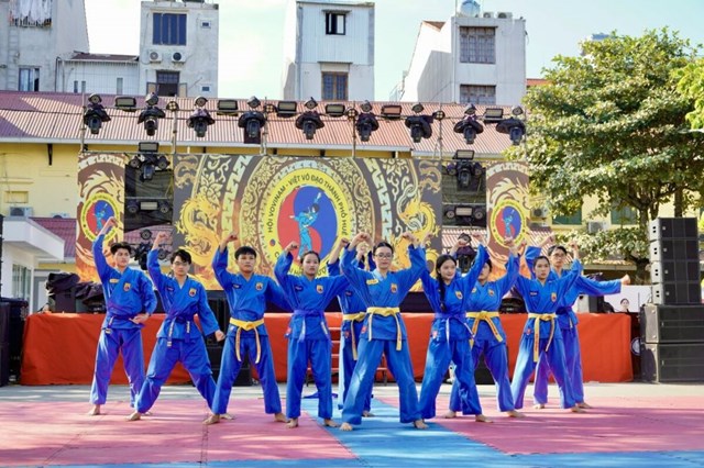 Hơn 2.500 tân sinh viên Y - Dược Huế được tiếp lửa đầu năm học mới - Ảnh 1