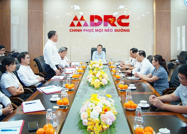 Đại diện C&ocirc;ng ty cổ phần Cao su Đ&agrave; Nẵng b&aacute;o c&aacute;o kết quả sản xuất, kinh doanh v&agrave; những kh&oacute; khăn doanh nghiệp đang gặp phải. Ảnh: H.Q