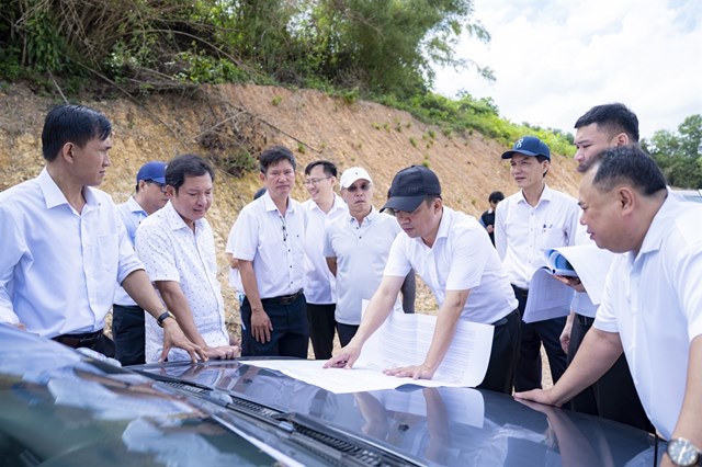 Ph&oacute; Chủ tịch UBND th&agrave;nh phố Huế Trần Hữu Th&ugrave;y Giang kiểm tra bản đồ dự &aacute;n c&ugrave;ng đo&agrave;n c&ocirc;ng t&aacute;c