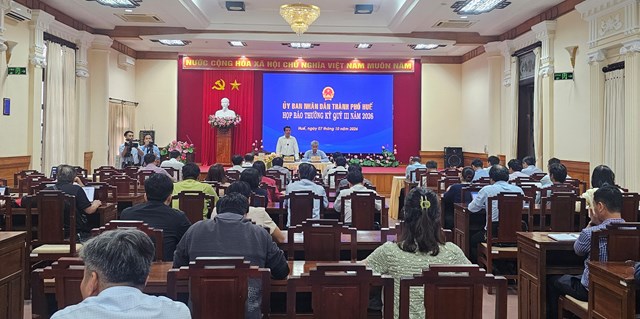 Ph&oacute; Chủ tịch UBND th&agrave;nh phố Huế Trần Hữu Th&ugrave;y Giang chủ tr&igrave; họp b&aacute;o thường kỳ Qu&yacute; III năm 2026. Ảnh: B&ugrave;i Quốc Dũng