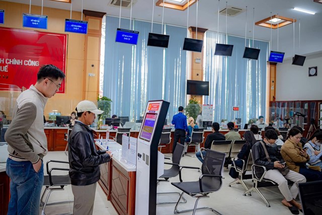Người d&acirc;n thực hiện thủ tục h&agrave;nh ch&iacute;nh tại Trung t&acirc;m Phục vụ h&agrave;nh ch&iacute;nh c&ocirc;ng th&agrave;nh phố Huế