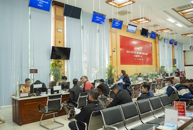 Giải quyết thủ tục h&agrave;nh ch&iacute;nh theo hướng thuận tiện, giảm thời gian v&agrave; chi ph&iacute; cho người d&acirc;n, doanh nghiệp tại Huế. Ảnh: CTV