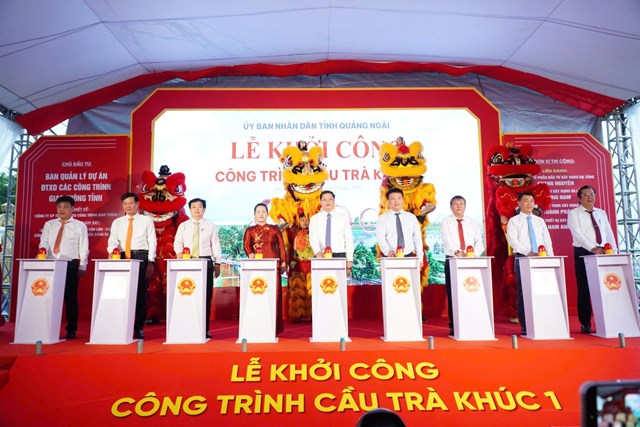 C&aacute;c đại biểu thực hiện nghi thức khởi c&ocirc;ng dự &aacute;n cầu Tr&agrave; Kh&uacute;c 1. Ảnh: P.V