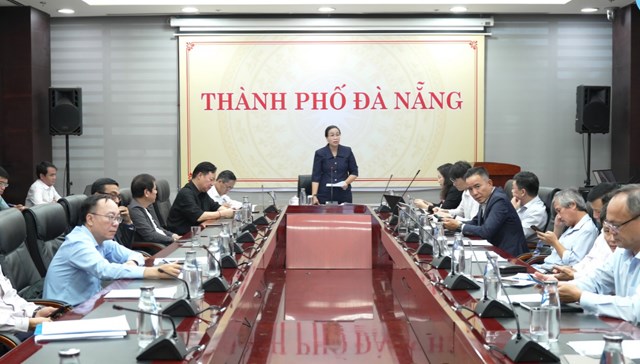 Ph&oacute; Chủ tịch UBND th&agrave;nh phố Đ&agrave; Nẵng Nguyễn Thị Anh Thi chủ tr&igrave; cuộc họp về đề xuất ph&aacute;t triển tổ hợp du lịch biển gắn với kinh tế đ&ecirc;m. Ảnh: P.V